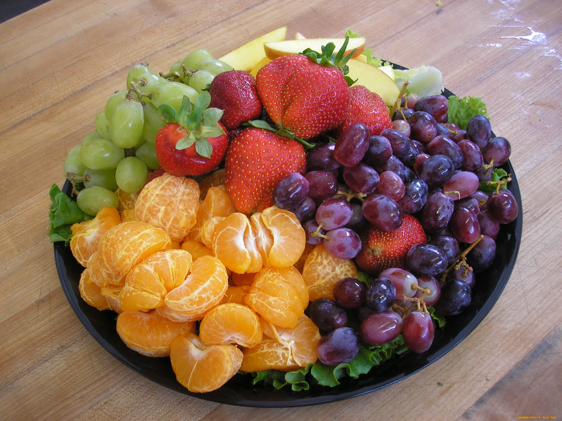 Какие фрукты есть в марте. Фрукты. Тарелки фрукты. Блюдо с фруктами и ягодами. Красивые фрукты.